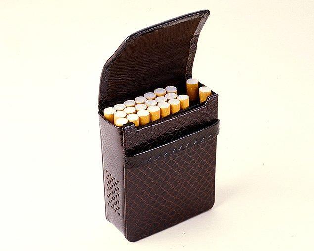 Başta süslü bir sigara paketi gibi görünen cihaz Stasi (Almanya) tarafından üretildi.