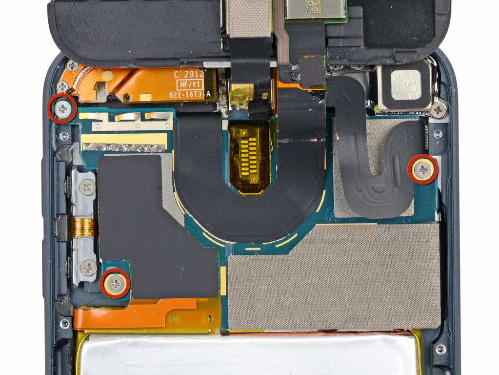 ipod Touch 5. Nesil Düğme Şerit Kablo Değiştirme Adım 16 Pil Üç 1.6 mm, arka kasaya mantık kurulu güvence # 00 Phillips vida kaldırın.