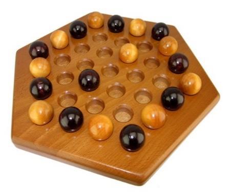 Paradux oyununun kuralları oldukça basittir ve çok zevkli bir strateji oyunudur. Oyunda her kenarında dörder hücre bulunan altıgen bir tahta kullanılır.