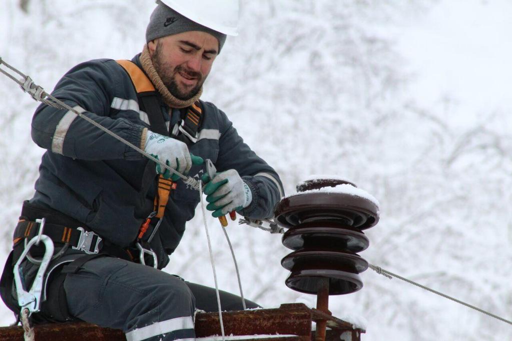SEDAŞ ekiplerinden kar mesaisinde başarılı mücadele Kar ve soğuk havada SEDAŞ ekipleri, enerjinin sürekliliği için elektrik dağıtım şebekesinde mücadele veriyor.