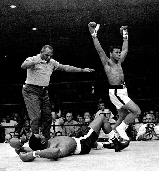 Muhammed Ali Sony Liston u mağlup edip dünya şampiyonu olduktan sonra Muhammed Ali nin İslama geçtiğini açıklaması dünya kamuoyunda büyük yankı uyandırdı.