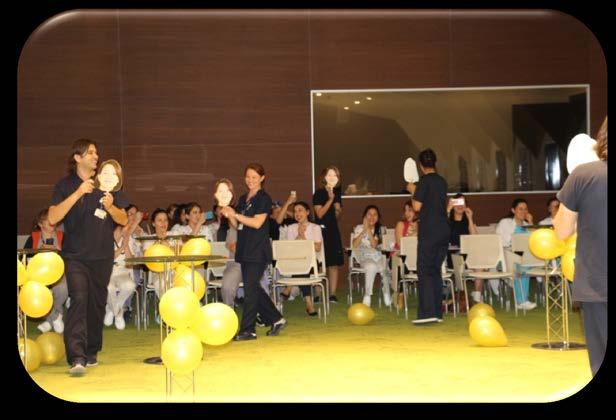 Hemşirelerin fotoğrafları çekilerek konferans salonunda etkinlik boyunca