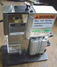 Makine elle kumanda edilir. Semi-automatic processing machine for bottom/top stop attachment to plastic-coil or metal zippers.