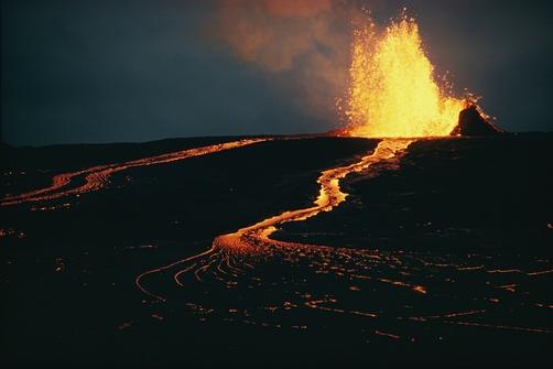 Bu tip volkanlar yavaşça, yüksek akışkan bazaltik lavlar genişçe yayılım gösterdikçe ve ince tabakalar halinde soğudukça oluşurlar. Dünya daki en büyük volkanların bazıları kalkan tipi volkanlardır.