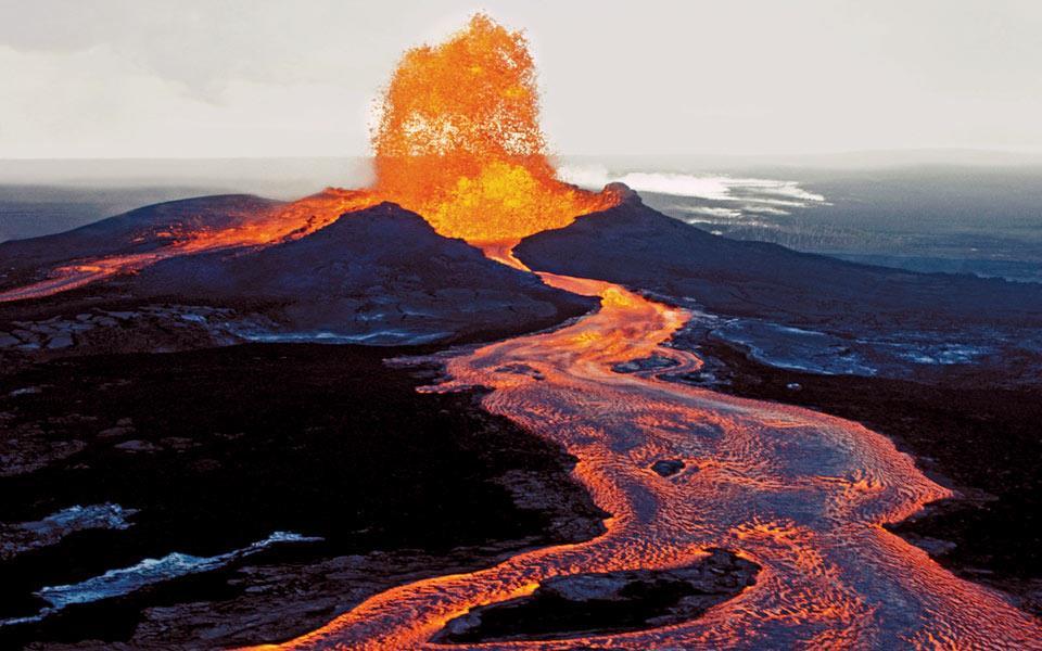 4.3. Patlama Türleri En sık rastlanan volkanik patlama magma volkanik merkezden salındığında olur. Püskürme efüzif veya patlamalı olabilir.