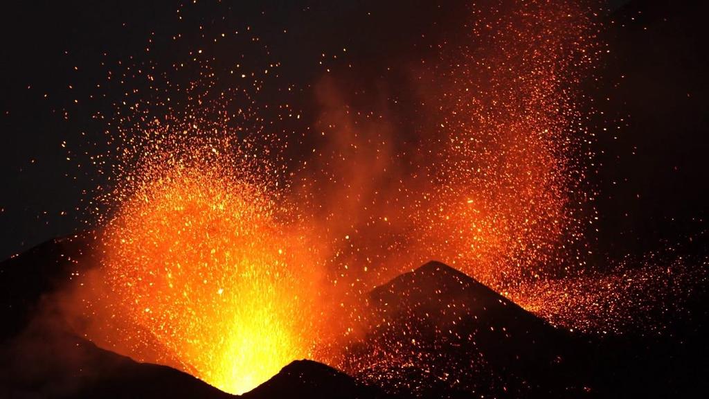 4.3.2. Strombolik Patlama Strombolik patlamalar akışkan lavın (çoğunlukla bazalt veya bazaltik andezit) kanal zirvesinden belirgin fışkırmalarla çıkmasıdır.