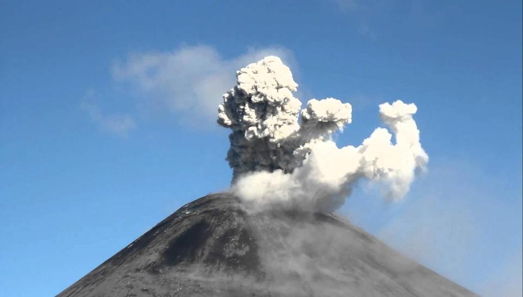 4.3.3. Vulkanik Patlama Vulkanik bir patlama kısa, şiddetli, görece küçük bir viskoz magma (çoğunlukla andezit, dasit veya riyolit) patlamasıdır.