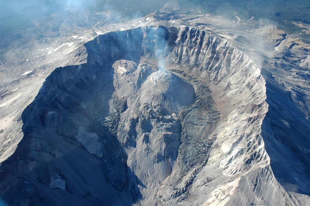 4.3.5. Lav Domları Lav domları çok viskoz lav (çoğunlukla andezit, dasit veya riyolit) patlama olmaksızın sıkışıp dışarıya çıktığında oluşur. Lav birikir ve dom oluşur.