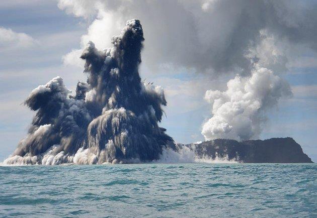 4.3.6. Surtseyan Patlama Surtseyan patlamalar magma veya lavın su ile etkileşerek patladığı yerlerde olan hidromagmatik patlama türüdür.