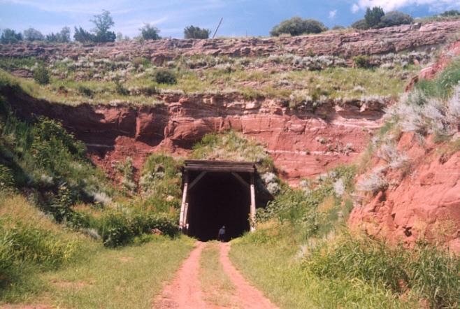 2) TÜNEL JEOLOJİSİ Tünel yeri ve ekseni seçimi jeolojik ön çalışmalarla seçilir.
