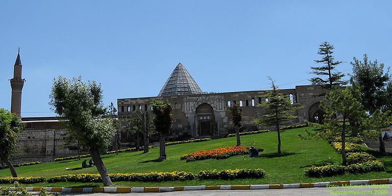 Alaaddin Camii Anadolu Selçuklu Dönemi nde; Konya 'nın en büyük ve en eski camisidir.