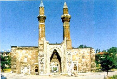 Gök Medrese Asıl adı Sahibiye Medresesi dir.