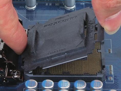 Ardından CPU yuva kolunu tamamen kaldırın ve metal destek plakasını tam olarak açın.