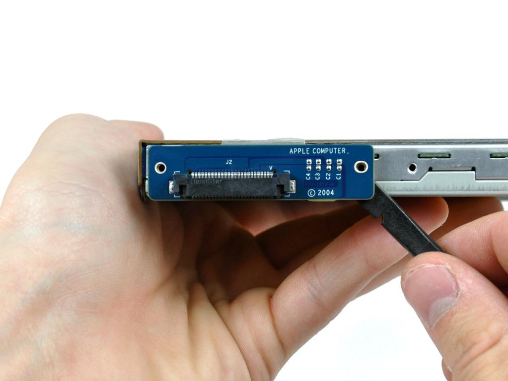 Adım 5 Optik sürücü Optik sürücüye optik sürücü konektörü kartını sabitleyen iki 3.7 mm T6 Torx vidasını çıkarın.