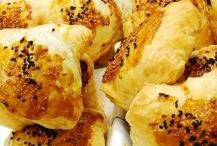 Talaş böreği -5 su bardağı un (yarım bardak açma payı ayrılacaktır.) -1 büyük paket margarin (yumuşak, 250 gr.