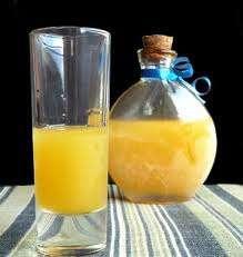 Portakal/mandalina likörü (muz, çilek, vişne v.s.) -yarım litre 90 derecelik alkol -5 portakal veya 6-7 mandalina -2,5 su bardağı şeker Meyve yıkanır. Dört parçaya bölünüp kavanoza yerleştirilir.
