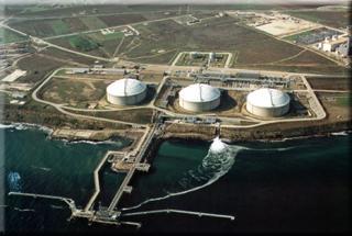 SIVILAŞTIRILMIŞ DOĞAL GAZ (LNG) İTHAL TERMİNALİ Türkiye'de diğer bazı doğalgaz ithal eden ülkeler gibi doğalgaz arz kaynaklarının çeşitlendirilmesi, arz güvenliğinin ve arz esnekliğinin arttırılması