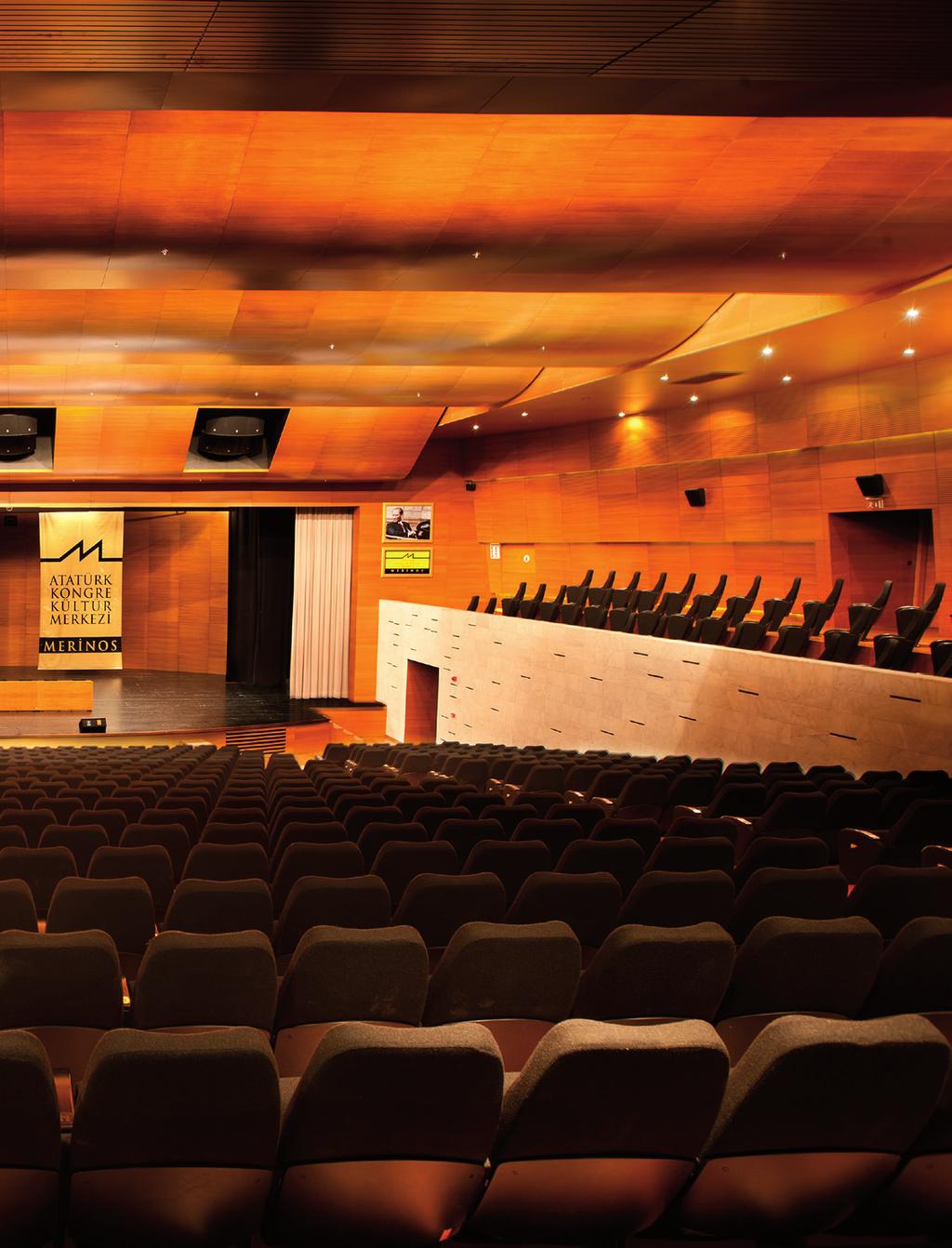 Atatürk Kongre Kültür Merkezi - Merinos AKKM Orhangazi Salonu 813 koltuk kapasiteli Orhangazi Salonu modern teknik altyapısı ile konferans, konser, tiyatro ve sinema gösterimine olanak sağlayacak