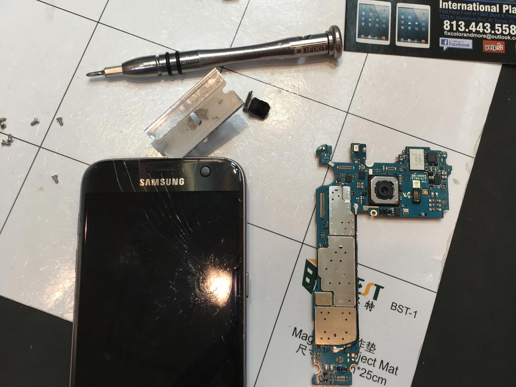 Samsung Galaxy S7 Ekran Değiştirme Adım 9 Ekran onun sadece cam kırık eğer satmak çok eski ekran kurtarmaya çalışırken Ayrıca tıraş bıçağıyla biraz başlayarak daha sonra