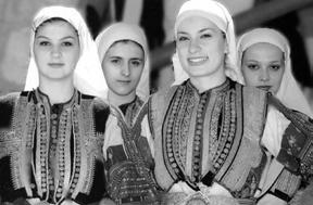 Hüner Şencan 4 Başları örtülü Makedon kızları. Kaynak. http://2.bp.blogspot.com rum. Bütünüyle İslamlaşmış topraklarda kadınlar peçe takmıyorlardı. Oralarda emniyet ve güven vardı.