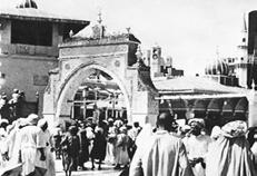 Hüner Şencan içinde metâf denilen yere Bâb-ı Selâm Kapısı nın altından geçilerek girilirdi.