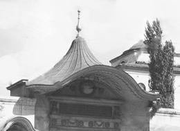 Hüner Şencan Bâb-ı Âli bina kompeksinde kuzey kapısı ile güney ka pısı, bir paranın yazı ve turası gibi. Paranın tura bölümünde bir tuğra motifi var. Tura sözcüğü yoksa tuğra dan mı geliyor?