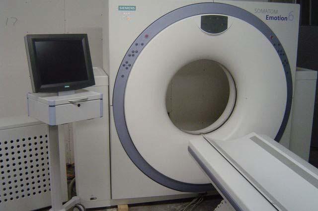 18 Şekil 3.2. Bilgisayarlı tomografi Üç boyutlu tedavi planlamasının en önemli özelliklerinden biri, özgün çaprazlama ile (enine) görüntünün başka düzlemlerde yeniden yapılandırma kabiliyetidir.