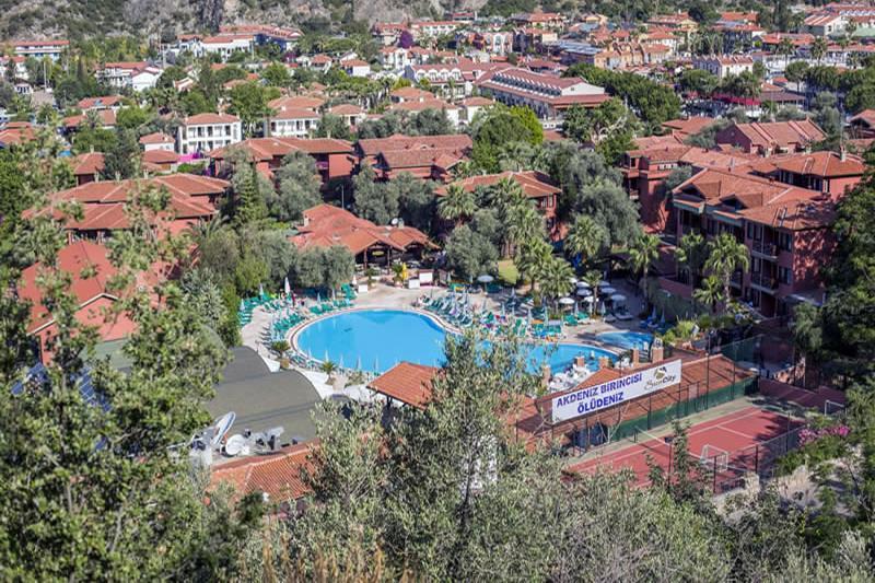 Muhteşem bahçeler içerisinde bulunan otel, bir Akdeniz köyü havasındadır.