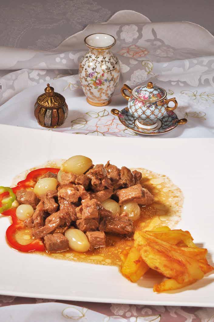 Tas Kebabı 1,5 kg et 20 adet arpacık soğan Tuz Karabiber Kimyon 1 su bardağından bir parmak eksik zeytinyağı Kuşbaşılık etler