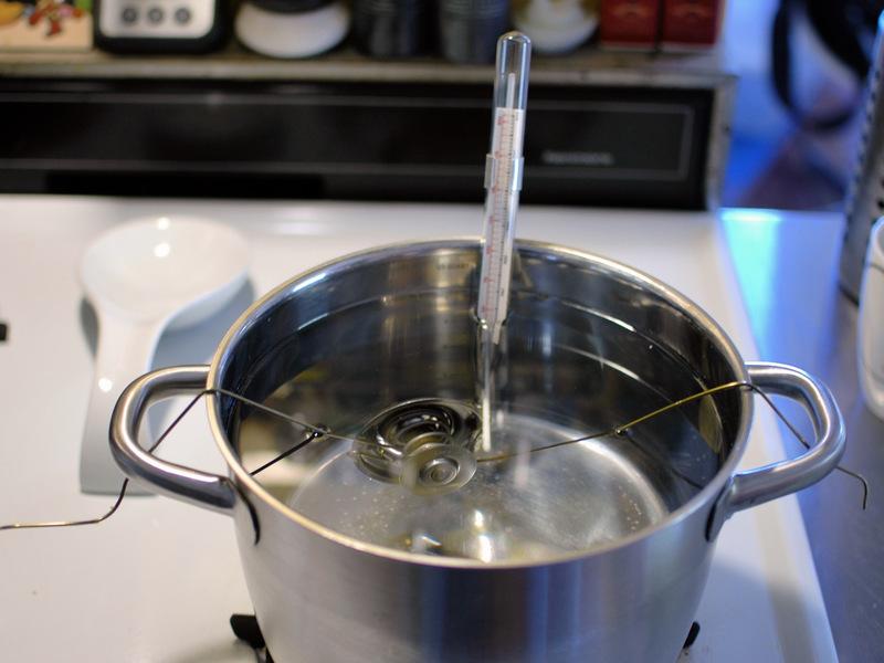 Daha sonra su bir termometre yerleştirin. Böyle bu şeker termometre olarak, yemek pişirmek için tasarlanmıştır birini kullanın.
