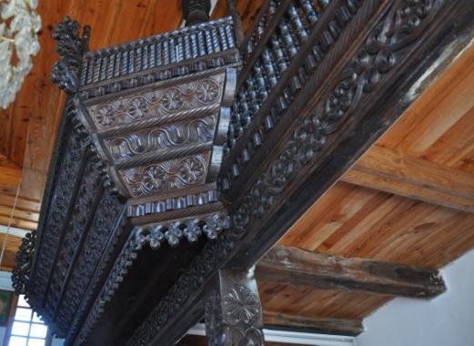 Mahfilin, mahfil katından bir basamak yukarıda düzenlenen köşk kısmında, caminin ana ibadet mekânına doğru bir