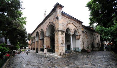 Bursa Orhan Camii Cephelerde tuğla rozet, güneş kursu, iki katlı kirpi saçaklar ve iki katın pencerelerle zengin bir görünüm kazandırılmıştır.