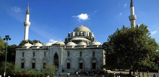 İstanbul da orijinalliğini koruyan en eski selatin camii olarak kabul edilir.