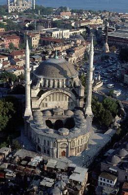 İstanbul, Nur-u Osmaniye Camii Nur-u Osmaniye Camii, İstanbul'da inşa edilmiş ilk barok özellikli camidir. Çem berlitaş semtinde, Kapalıçarşı girişinde yer alır.