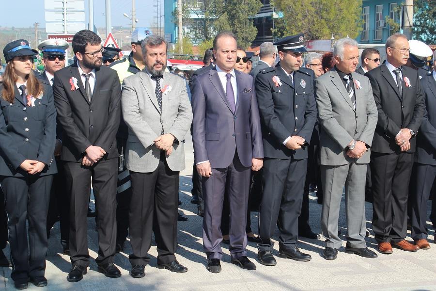 (10.04.2017) POLİS TEŞKİLATIMIZIN KURULUŞUNUN 172. YILI KUTLU OLSUN Türk Polis Teşkilatının kuruluşunun 172. Yılı Uzunköprü Cumhuriyet Meydanı Atatürk Heykeli ne çelenk koyma töreni ile kutlandı.