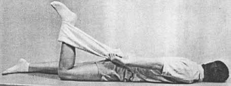 Sarkan bacak diz fleksiyonu yaparken yataktaki bacak diz ekstansiyonu yaparak hamstringler gerilir. Bu egzersiz sırasında buz uygulaması yapılabilir (Resim 3.4). Şekil 3.44: Topuk kaydırma Şekil 3.