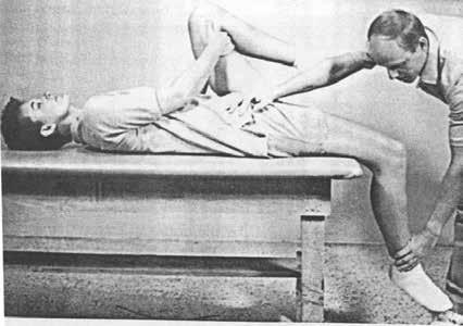11- Manual rectus femoris germe: Sırtüstü her iki bacak dizden 90 derece fleksiyonda olacak şekilde yatak kenarından aşağıya