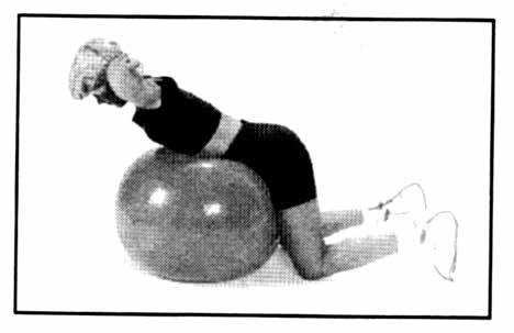 Baş, dirsekler ve çene toptan uzaklaştırılarak gövde yukarı kaldırılır ve 2-5 sn tutulur. Top üzerine tekrar yatılır.