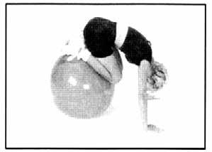 Dizler yavaşça top üzerinde kaydırılır ve gövde ile fleksiyona gelinir. Daha sonra topu geriye yuvarlayarak başlangıç pozisyonuna dönülür.