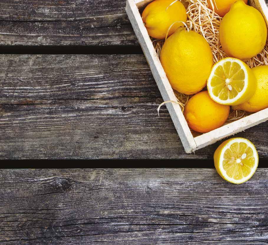 LİMON SUYU Limon ile üretilmiş %100 doğal Limon suyu Limonlar sıkıldıktan sonra şişelenir ve -40 C de şoklanarak taze Limonların, vitamin ve mineral değerlerinin korunması sağlanmaktadır.