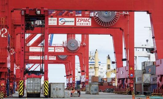 Emden deki liman araç ihracatı için turnike görevi görürken, Wilhelmshaven daki JadeWeserPort konteyner terminali uzak