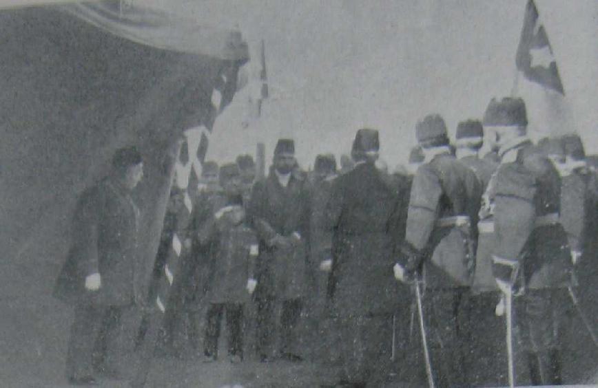 Sultan Mehmet Reşat ın Abidenin Temel Atma Merasiminden Sonra Mezkûr Kışla Meydanında inşa edilecek olan Abidenin ilk taşını mukaddes