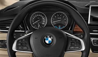 BMW 225xe Active Tourer Luxury Line modeli aşağıdaki opsiyonel donanımla birlikte gösterilmiştir: Metalik Buzul Gümüş gövde rengi, Alüminyum görünümlü tavan rayları, viraj