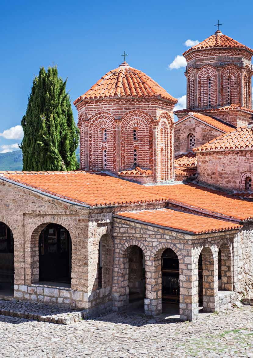 Makedonija MAKEDONIJA JE DEŽELA v srčiki Balkana, polna sonca, prijaznih in sproščenih ljudi, številnih mest pod Unescovo zaščito, samostanov, rokodelcev, zelenih prostranstev in kulinaričnih užitkov.