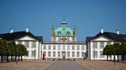 V opoldanskih urah prihod v Kopenhagen, nastanitev v hotelu, nato pa peš ogled mestnih znamenitosti: palača Cristiansborg, kjer domuje danski parlament, rezidenca kraljeve družine Amalienborg, simbol