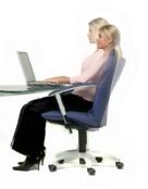 dik oturma yaslanarak oturma iki hareketin düzenli değişimi ile doğru ve sağlıklı oturma Dik oturma durumda (Lordosis) Kambur oturma durumunda (Kyphosis) Disklerdeki basınç artar Disklerde basınç