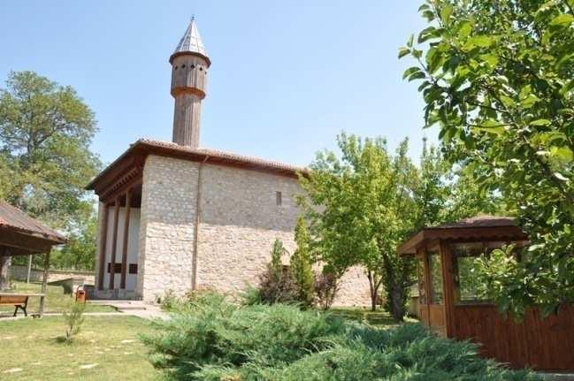döneminde Kastamonu Kasaba Köyü nde inşa edilen Mahmut Bey Camii de kırsal ve geleneksel mimaride ahşap kullanımının ender örneklerinden olup özgün özellikleri nedeniyle 2014 yılında UNESCO Dünya