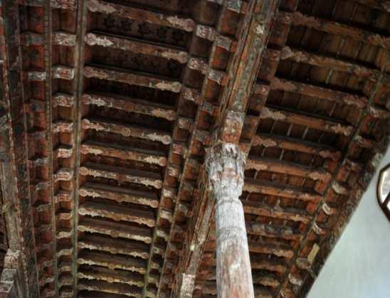 Orta tavan ve yan tavanlarda ahşap malzeme ile farklı bindirmeler oluşturulmuştur (Şekil 16).