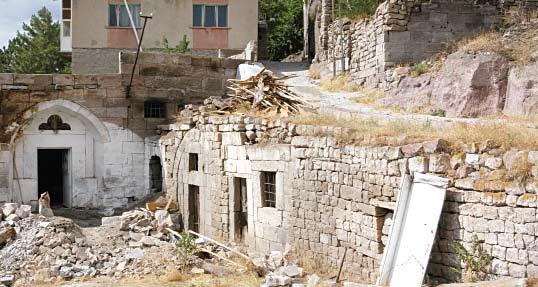 ESERİN ADI :GESİ-BAHÇEBAŞI SURP KEVORK KAYA KİLİSESİ İnceleme Tarihi : Temmuz 2006 Yeri : Gesi-Bahçebaşı Mahallesinde, Surp Stepanos Ermeni Kilisesinin kuzeybatısında bir yamaçta kayaya oyulmuştur.