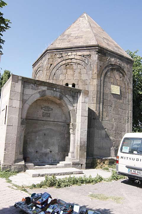 sütunlara oturmasını, Kayseri deki bazı 18.yüzyıl çeşmelerinde görmek mümkündür. Hasbek Kümbeti Çeşmesi büyük bir ihtimalle XVIII.